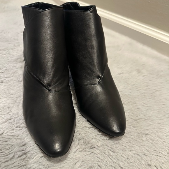 Manolo Blahnik Diaz lambskin leather black short ankle boots size 37 or US 7 - Picture 2 of 9